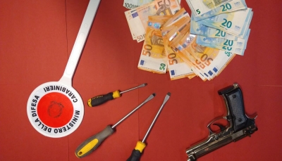 Salsomaggiore: in giro con una pistola finta e denaro contante, minacciano i Carabinieri. Denunciati.