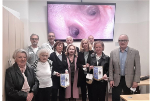 I soci del Lions Club Reggio Emilia La Guglia-Matilde di Canossa donano uno strumento multimediale al Reparto di Pneumologia dell’Arcispedale Santa Maria Nuova