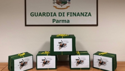 La Guardia di Finanza dona fumetti del grifone “Finzy” e gadget all’Ospedale Maggiore di Parma.