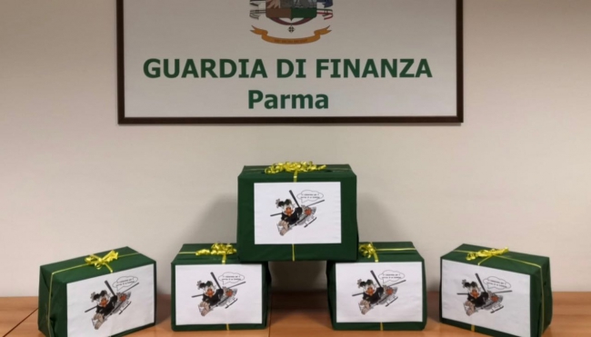 La Guardia di Finanza dona fumetti del grifone “Finzy” e gadget all’Ospedale Maggiore di Parma.