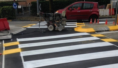 Strisce nuove per il passaggio pedonale di via Sidoli