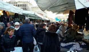 Il famoso mercato degli ambulanti di Forte dei Marmi a Parma domenica 24 gennaio 2016