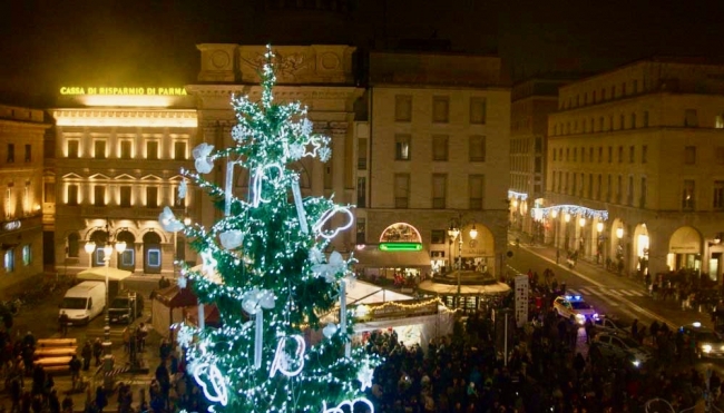 Parma, acceso l’Albero di Natale in piazza Garibaldi