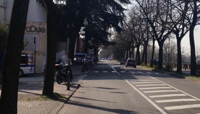 I rilievi in corso della Polizia Municipale in viale Basetti