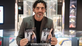 “Alessandro Lucarelli, l’ultima bandiera”: in tanti in fila per l&#039;autografo al libro - FOTO