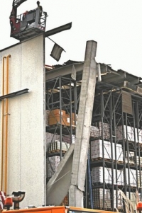 Capannone industriale gravemente danneggiato a Medolla, dopo le scosse del 29 maggio