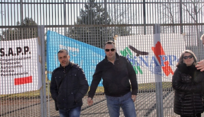 Il presidio davanti al carcere di Parma delle organizzazioni sindacali della Polizia penitenziaria