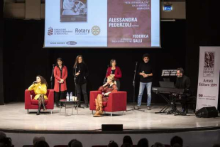 Alessandra Pederzoli conquista il pubblico dell’Auditorium Montalcini, in una serata del Rotary di Mirandola e Fondazione Cassa di Risparmio