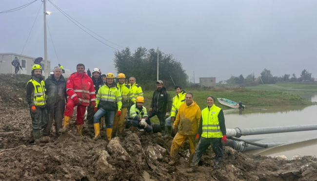 Emilia Centrale, notte di superlavoro per posizionare il maxi-impianto idrovoro mobile a Reggiolo