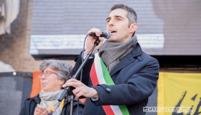 Il sindaco Pizzarotti, durante l&#039;intervento alla manifestazione in ricordo delle vittime delle mafie. 