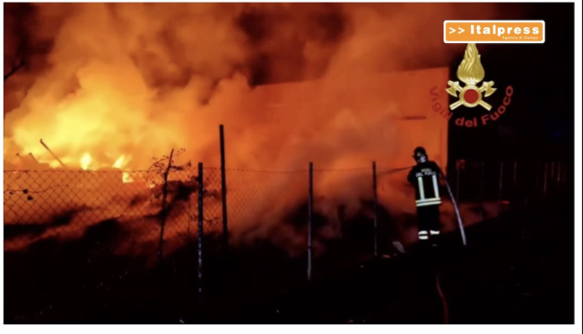 Incendio in un&#039;azienda in provincia di Forlì, a fuoco capannone (Video Italpress)