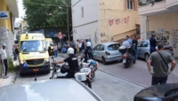 Uomo armato di ascia attacca i dipendenti all'interno di un ufficio delle imposte a Kozani in Grecia. Il video shock