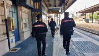 Treno in ritardo, passeggero senza biglietto si rifiuta di scendere. Denunciato un piacentino.