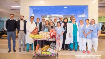 i regali di Fondazione Cariparma ai piccoli pazienti dell&#039;Ospedale dei Bambini &quot;Pietro Barilla&quot; di Parma.