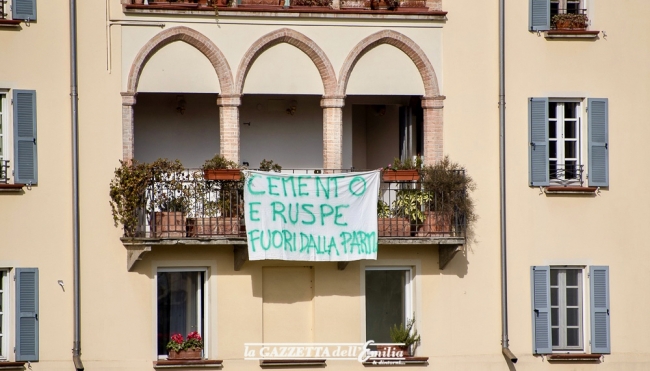 Lenzuolata di protesta per dire no alla ciclabile nel torrente Parma - FOTO