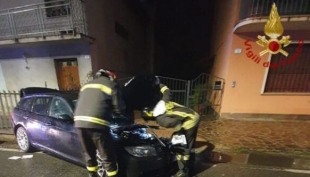 Auto si schianta contro una casa, tre feriti