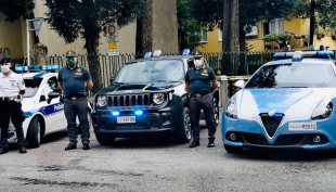 Controlli straordinari interforze: Polizia di Stato, Guardia di Finanza e Polizia Locale in un servizio di controllo residenze.