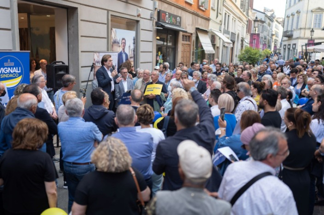 Vignali verso il voto: bagno di folla in via Cavour