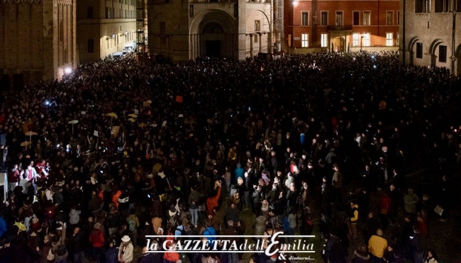 Tra folklore e protesta, Parma si riempie di sardine - Le foto di Francesca Bocchia