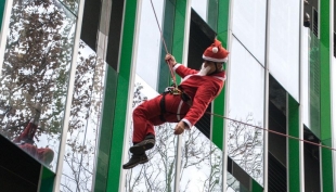 All&#039;Ospedale dei Bambini di Parma Babbo Natale è sceso dal cielo