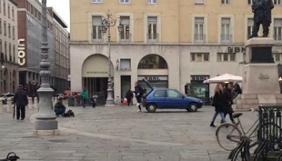 il parcheggio sotto la statua di Garibaldi