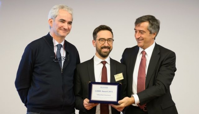 Nella foto da sinistra: dr. Fausto Nicolini, Direttore Ausl di Reggio Emilia – dr. Sebastian Grazioso, vincitore del premio – dr. Nino Cartabellotta, Presidente GIMBE