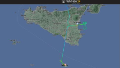Volo Francoforte - Catania dirottato a Malta, il pilota non la prende bene e “disegna” un pene in cielo.