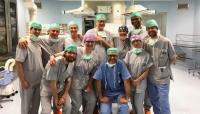 Il dottor Frattini, i medici e l'equipe di supporto nel comparto operatorio di Guastalla