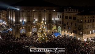 Accensione dell&#039;albero, un momento di festa e riflessione. (FOTO)