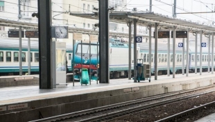 Picchiata e derubata sul treno: salva grazie all&#039;intervento dei senzatetto.