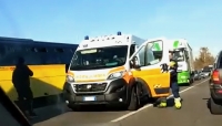 Tamponamento tra due camion e un bus Seta carico di studenti, decine di feriti