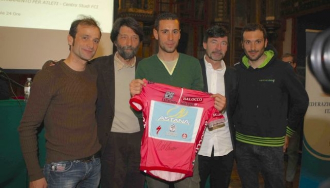 Salsomaggiore - l complimenti dell’Assessore allo Sport a Vicenzo Nibali