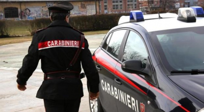 Pusher nasconde la droga nell’auto dei Carabinieri