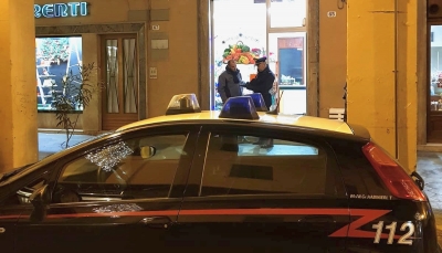 Trova un portafogli con più di 1000 euro e chiama i Carabinieri