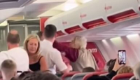 &quot;Nonna indisciplinata&quot; passeggera del volo Jet2.com tra Manchester e Rodi fa deviare a Monaco l’aereo.