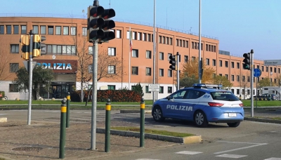 Funzionario di Polizia fuori servizio insegue i ladri e li fa arrestare