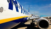 Allarme bomba su un volo Ryanair, atterraggio di emergenza e due passeggeri arrestati.