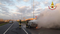 Incendio auto a Panocchia - utilizzati nuovi sistemi di spegnimento con schiumogeno