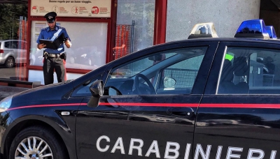 Non vuole indossare la mascherina in autobus, devono intervenire i carabinieri