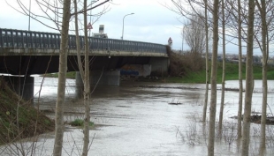 La piena del Secchia di ieri pomeriggio, 29 febbraio. Nella foto il ponte che collega Sorbara a Soliera.