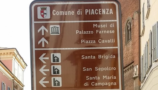 Piacenza: cartello turistico al contrario