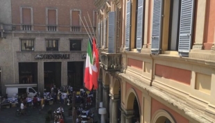 Piacenza - bandiere listate a lutto per la tragedia del Ponte Morandi di Genova