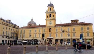 Parma - Intervento degli agenti di Polizia Municipale nel dehors del Bar Trattoria del Governatore in piazza Garibaldi