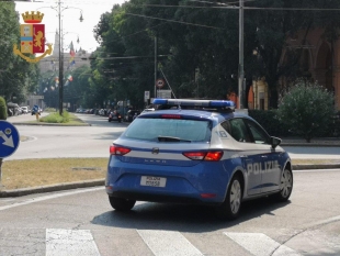 Modena: scappa alla vista degli agenti e cerca di disfarsi della droga, ma viene fermato ed arrestato dalla Polizia di Stato