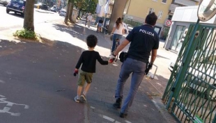 Bambina di tre anni lasciata in casa da sola. Rintracciata in strada da un passante e riaffidata al genitore dalla Polizia di Stato