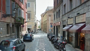 Straniero molesto in via collegio dei nobili. Interviene la Polizia