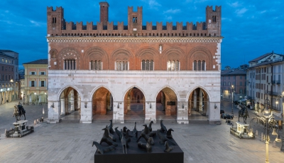 PaladinoPiacenza, veduta dell’installazione, Piazza Cavalli (Piacenza) ©️ Lorenzo Palmieri 2020