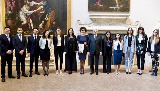 Il Presidente Sergio Mattarella e la Presidente del Comitato Leonardo Luisa Todini con i ragazzi vincitori dei Premi di Laurea
