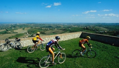 Cicloturismo in Romagna: veduta panoramica sulla Valmarecchia dalla Rocca di Verucchio (RN)