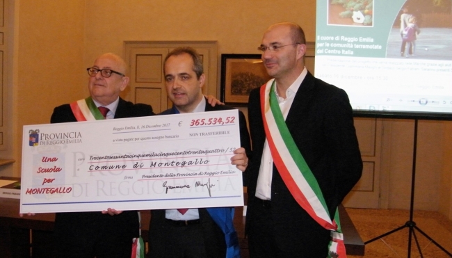 Il presidente della Provincia di Reggio Emilia, Giammaria Manghi ha consegnato sabato pomeriggio al sindaco Fabiani un assegno da 365.534,52 euro.